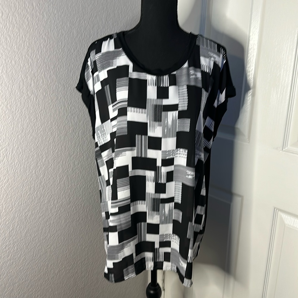 Avenue Black and White Top - Size 14/16